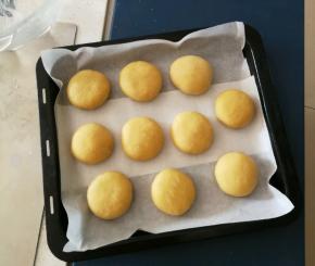 依次包好 收口朝下 放入烤盘  让每一个面饼之间留有距离