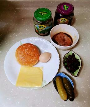 备好以上材料【鸡胸肉我是用花生油，蚝油，辣椒粉，酱油，盐，黑胡椒粉，提前腌制一晚上的】