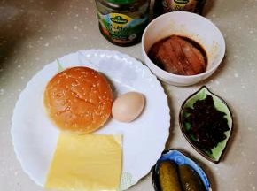 备好以上材料【鸡胸肉我是用花生油，蚝油，辣椒粉，酱油，盐，黑胡椒粉，提前腌制一晚上的】