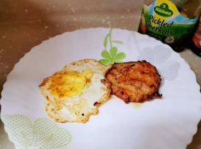 鸡蛋，鸡胸肉煎好备着。