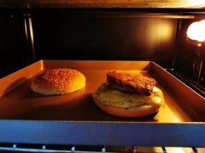 烤箱预热180度，放进去把芝士片叮软了就可以拿出来了。