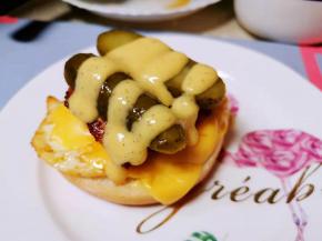 挤上蜂蜜芥末酱