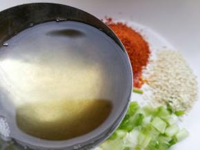 淋一大勺热油。