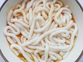 锅中烧开水，土豆粉煮熟捞起放入酸辣汁中。