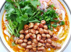 铺上香菜，葱，熟花生米，搅拌均匀即可。