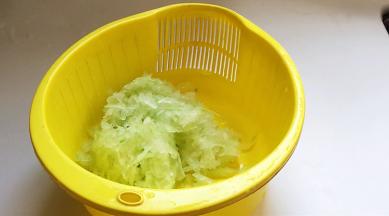 放入容器中，撒一克盐拌匀腌制片刻，腌出多余水分。