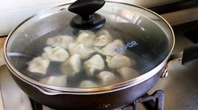 连续重复两次，第三次煮沸，加水后开盖煮至饺子漂浮起来，捞出即可。