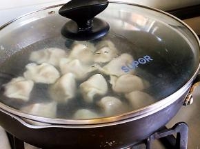 连续重复两次，第三次煮沸，加水后开盖煮至饺子漂浮起来，捞出即可。