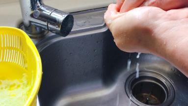 再挤一下，不要挤得太干，太干，馅就会很紧实，煮出来的饺子口感不好。