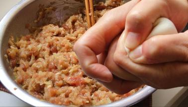 使劲往中间挤压。