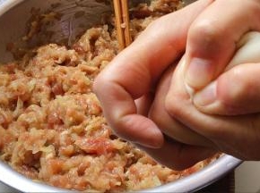 使劲往中间挤压。