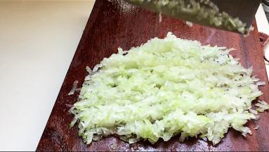 再改刀剁成小段，不要剁的太细小，稍稍长一点的段，口感更好。