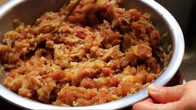 肉馅放入葱姜末、盐、味精、生抽拌匀，热油晾凉，倒进馅料中搅拌均匀，放入冬瓜末，倒入香油，继续搅拌均匀即可。