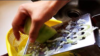 冬瓜去皮，擦丝。