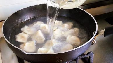 煮沸后，沿锅边搅动，再加一小碗凉水，盖盖。