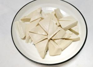 豆腐切三角形。