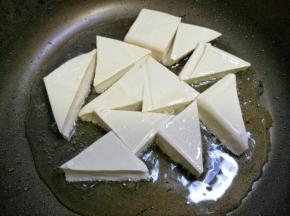 豆腐下油锅煎。