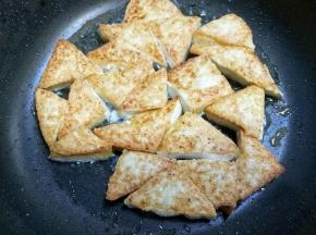 两面金黄捞出。
