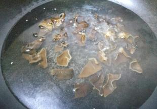 木耳焯水。