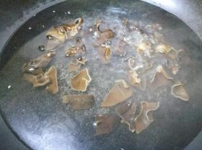 木耳焯水。
