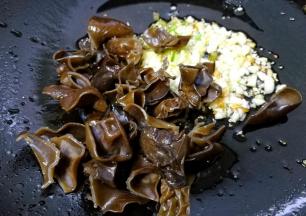 锅中留少许底油，放姜蒜爆香，加木耳翻炒。