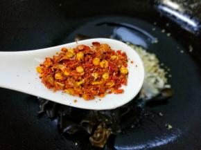 一勺干辣椒粉。