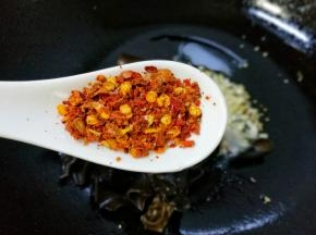 一勺干辣椒粉。