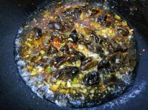 倒入半碗热水烧开。