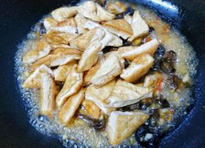 加入豆腐煮5分钟。