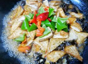 加青红椒翻炒。