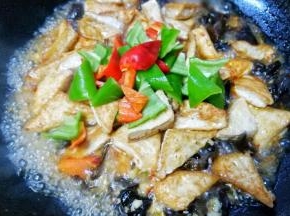 加青红椒翻炒。
