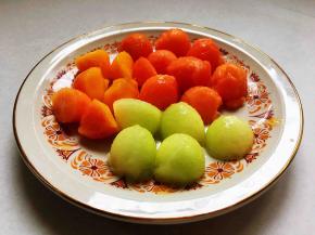 没有挖球器，用一个小勺也能挖出球形造型。木瓜去籽，用小勺旋转一圈，很容易就挖出一个圆形小球。把木瓜、哈密瓜、黄桃挖出小圆球备用。