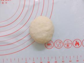 包包子一样包好，收口捏紧朝下