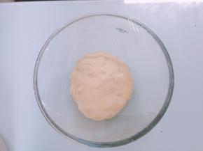 揉好的面团放入容器中，盖上保鲜膜，放入冰箱冷藏8个小时