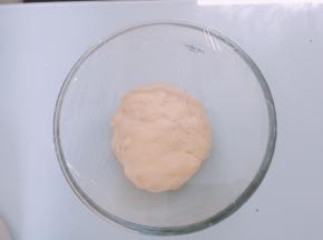 揉好的面团放入容器中，盖上保鲜膜，放入冰箱冷藏8个小时