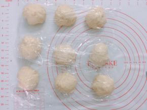 回温好的面团取出，分成9等分，排气后揉圆，盖上保鲜膜醒20分钟