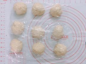 回温好的面团取出，分成9等分，排气后揉圆，盖上保鲜膜醒20分钟