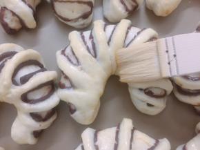 发酵好的面团，刷了蛋液