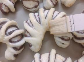 发酵好的面团，刷了蛋液