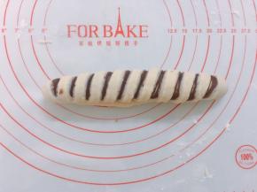 把面团反过来，从一边卷起。卷好收口朝下，（卷的时候不要太紧容易撑断条，也不要太松发酵时容易散开）