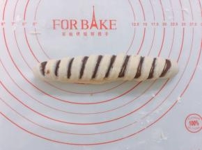 把面团反过来，从一边卷起。卷好收口朝下，（卷的时候不要太紧容易撑断条，也不要太松发酵时容易散开）