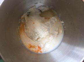 除黄油外，所有材料倒入厨师机搅拌桶中