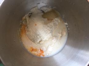 除黄油外，所有材料倒入厨师机搅拌桶中