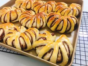 金灿灿的面包出炉了，看着很有食欲