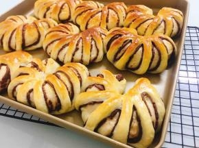 金灿灿的面包出炉了，看着很有食欲