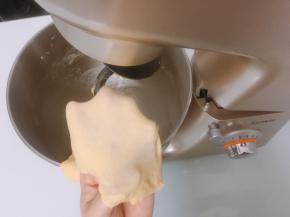 面团揉至完全阶段，面团可以拉升有较好细腻的手套膜后，就可以停止揉面