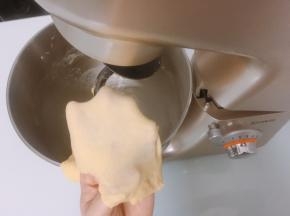 面团揉至完全阶段，面团可以拉升有较好细腻的手套膜后，就可以停止揉面