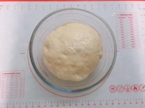 取出冷藏发酵好的面团，放在温暖处1个小时回温