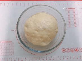 取出冷藏发酵好的面团，放在温暖处1个小时回温