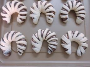 全部卷好，整成马蹄状，摆入烤盘上，进行二次发酵至2倍大小即可